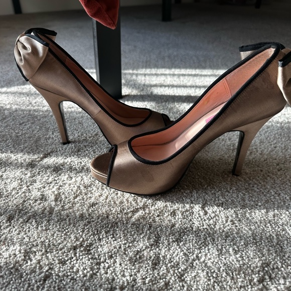Betsey Johnson Tan Heels with Black Bow - Picture 2 of 4